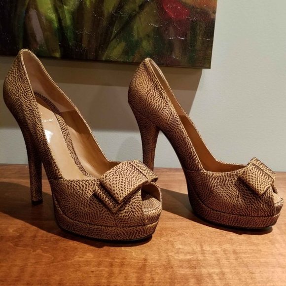 Striking Gorgeous Designers Shouse 8.5 US SIZE - Picture 1 of 9